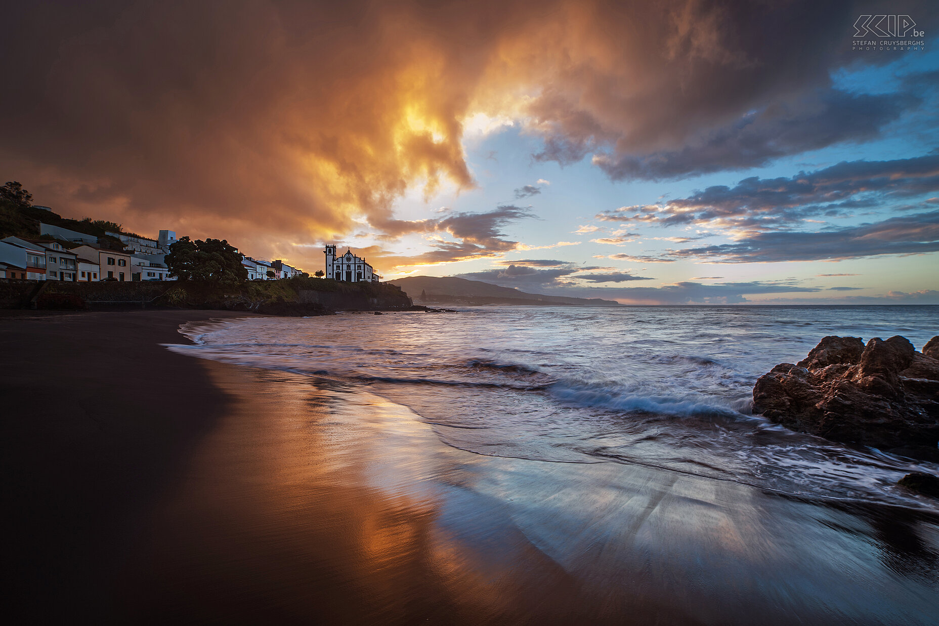 Zonsopgang Sao Roque Dreigende regenwolken bij zonsopkomst op het zwarte zandstrand van São Roque met op de achtergrond de witte kerk. Een paar minuten later volgde een stortbui. Stefan Cruysberghs